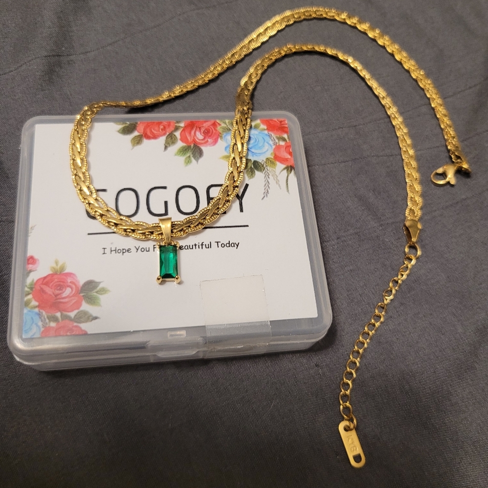 Emerald stone necklace